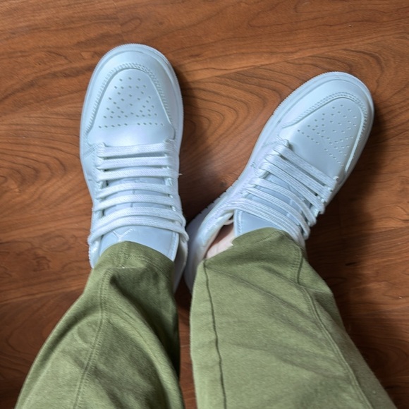 Like New Women’s Jordans - Picture 8 of 8